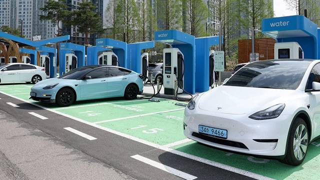 전기차 충전소에 차량들이 충전하고 있다. 연합뉴스