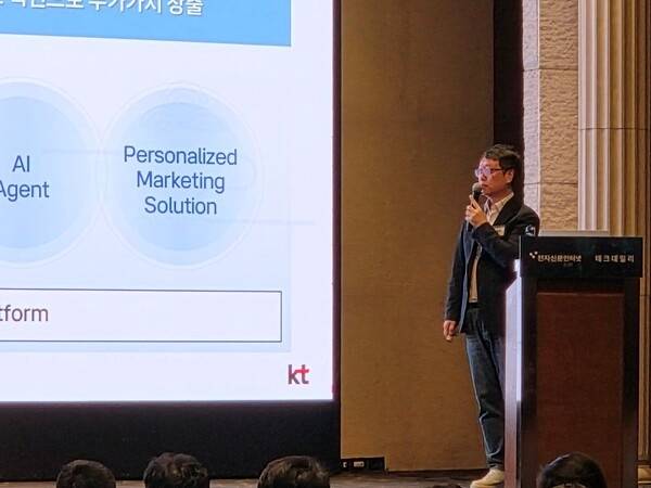 KT의 김종혁 상무가 에이전틱 AICC에서의 데이터의 중요성을 발표하고 있다. (ⓒ테크데일리)
