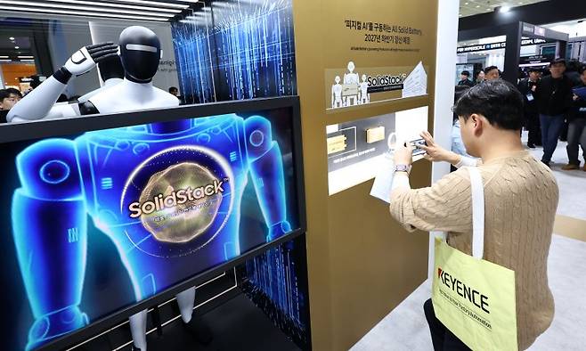 삼성SDI는 전기차(EV) 업황 부진 속 소형전지 수요 회복과 에너지저장장치(ESS)향 사업 전환을 통해 실적 반등의 기반을 다지고 있어 최근 주가 흐름은 긍정적이라는 평가가 나왔습니다. 사진은 국내 최대 규모 배터리 전시회 인터배터리 2026 삼성SDI 부스를 찾은 사람들. /사진=뉴스1