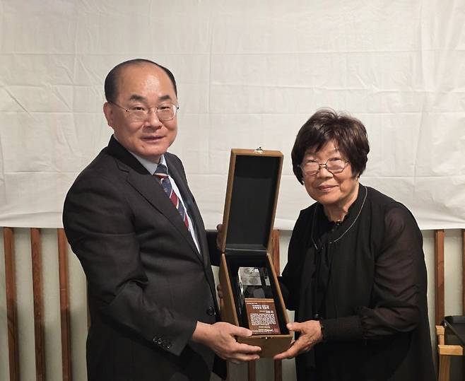 고(故) 최상훈 아스트로닉 회장의 부인 최옥계 동문(오른쪽)이 최재원 부산대 총장에게 기금을 전달한 후 기념사진을 촬영하고 있다. 부산대 제공