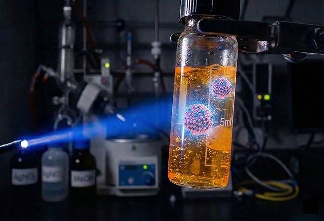 빛과 공기를 에너지원으로 작동하는 융합 촉매. KAIST 제공