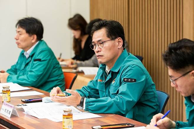 이기재 양천구청장이 30일 열린 ‘중동상황관련 비상경제대책회의’에서 추진 상황을 경청하고 있다. 양천구 제공