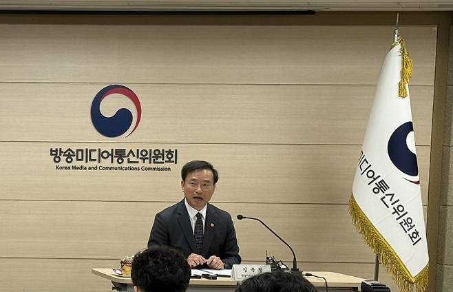 김종철 방송미디어통신위원장이 30일 정부과천청사에서 열린 기자간담회에서 질의에 답하고 있다. 사진=최혜림 기자