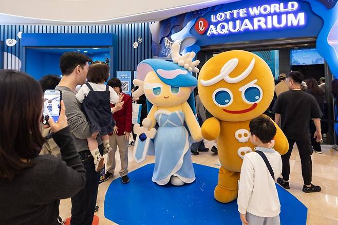 27일 오픈한 '쿠키런 in 롯데월드 아쿠아리움: 바다모험전'에서 쿠키런 캐릭터들이 고객을 맞이하고 있다. 롯데월드 제공