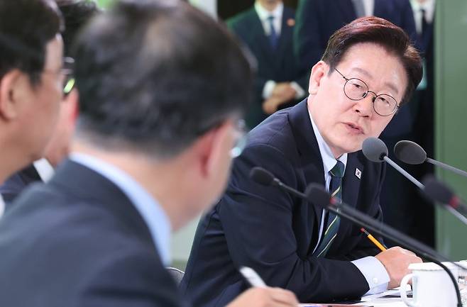 이재명 대통령이 30일 제주한라대학교에서 열린 '제주의 마음을 듣다' 타운홀 미팅에서 김성환 기후에너지환경부 장관에게 질의하고 있다. /사진=뉴시스