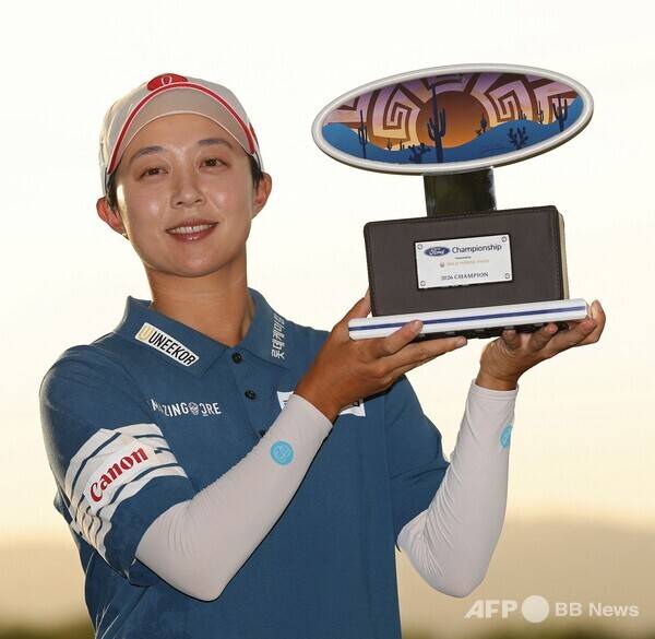 넬리 코다, 윤이나, 전인지 프로, 리디아 고 등과 함께 출전한 2026년 미국여자프로골프(LPGA) 투어 '포드 챔피언십 프리젠티드 바이 와일드 호스 패스'에서 우승을 차지한 디펜딩 챔피언 김효주 프로가 우승 트로피를 들고 기념 촬영하는 모습이다. 사진제공=ⓒAFPBBNews = News1 (사진을 무단으로 사용하지 마십시오.)