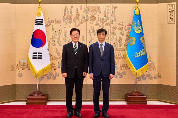 이재명 대통령이 27일 오후 청와대에서 송상교 진실화해위원장에게 임명장을 수여한 뒤 기념 촬영을 하고 있다. 청와대사진기자단