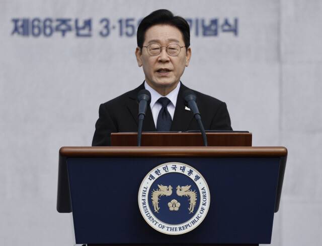 이재명 대통령이 15일 경남 창원 국립 3·15민주묘지에서 열린 3·15의거 66주년 기념식에 참석해 연설을 하고 있다. 송상교 진실화해위원장은 대통령에게 과거사 전반에 대한 총체적 사과를 기대한다고 말했다. 청와대사진기자단