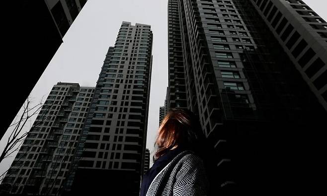 서울 서초구 반포지구의 한 아파트에 선 30대. 한겨레 김명진 기자