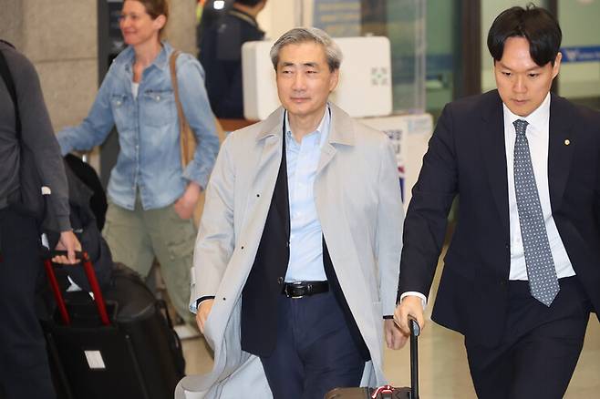 신현송 새 한국은행 총재 후보자가 30일 인천국제공항을 통해 귀국하고 있다. 연합뉴스