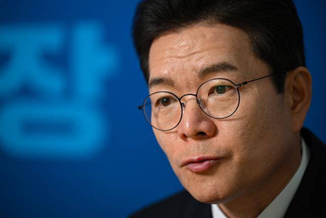 더불어민주당 서울시장 예비후보인 정원오 전 성동구청장이 26일 서울 중구 신당동 예비후보 선거사무실에서 한국일보와 인터뷰하고 있다. 박시몬 기자