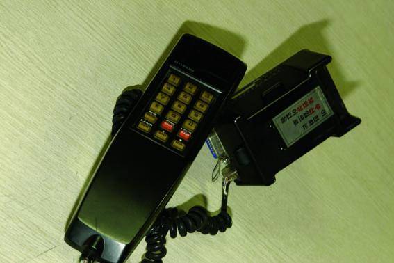 자동차에 설치했던 이동전화 카폰. 한국일보 자료사진