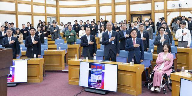 30일 서울 여의도 국회 의원회관에서 열린 정책 2830 창립총회 및 기조강연에서 박형수 국민의힘 의원을 비롯한 참석자들이 국민의례 하고 있다. 뉴스1
