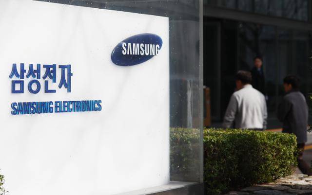 18일 서울 서초구 삼성전자 사옥에서 직원들이 오가고 있다. 뉴스1