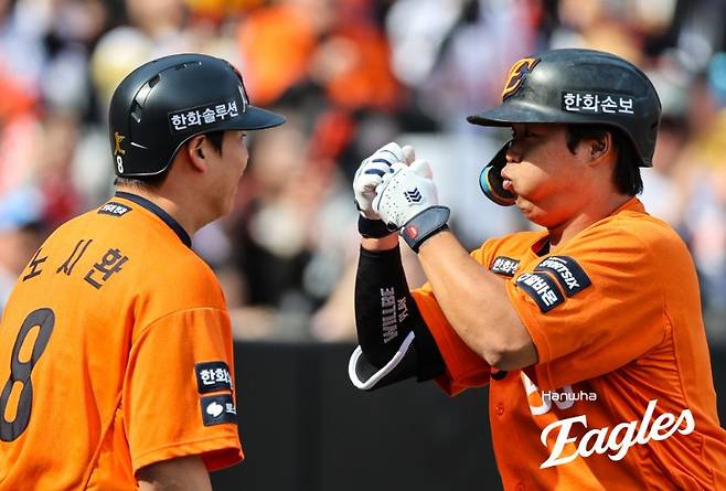 득점 후 노시환(왼쪽)과 세리머니를 하는 강백호. 한화 제공