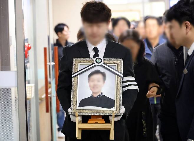 30일 오전 대전시 서구의 한 대학병원 장례식장에서 안전공업 화재 참사 희생자의 마지막 발인이 엄수되고 있다. 연합뉴스