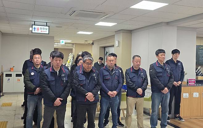 30일 오전 대전 서구의 한 대학병원 장례식장에서 엄수된 안전공업 화재 희생자 고(故) 오상열씨에 발인에서 안전공업 노조가 추모를 하고 있다. 신진호 기자