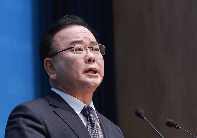 김부겸 전 국무총리가 30일 서울 여의도 국회 소통관에서 대구시장 출마를 선언하고 있다. 연합뉴스
