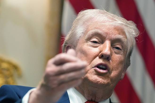 도널드 트럼프 미국 대통령이 지난 26일(현지시간) 워싱턴 DC 백악관에서 열린 각료 회의에서 발언하고 있다. AP=연합뉴스