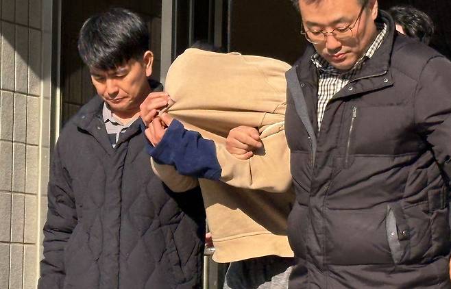 배달의민족 고객 정보를 빼돌려 이른바 '보복 테러'를 벌인 일당 가운데 공범이자 총책인 30대 남성 정모씨가 28일 서울 양천구 남부지방법원에서 열린 구속 전 피의자 심문(영장실질심사)에 출석한 후 이동하고 있다. 뉴스1