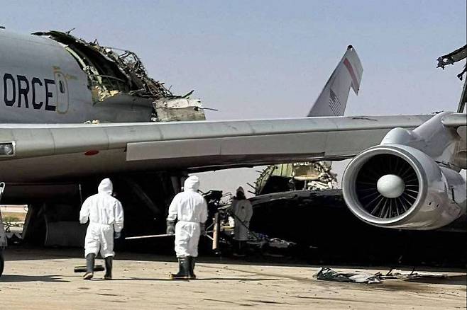 사우디아라비아 프린스 술탄 공군기지에서 발사체 공격 이후 미 공군 공중조기경보통제기(AWACS)로 추정되는 항공기가 파괴된 모습이 보이고 있다. 뉴욕타임스와 월스트리트저널은 익명 당국자를 인용해 이란의 미사일·드론 공격으로 미군 12명 이상이 부상했으며 이 중 2명은 중상이라고 보도했다. AFP=연합뉴스