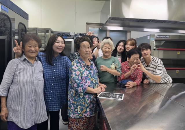 ▲ 한은경 영월 위로약방 대표(왼쪽 두번째)는 지역 어르신, 청년들과 지역 농산물을 활용한 디저트를 만들고 있다.