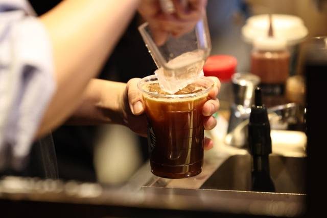 ▲ 기사와 직접적인 연관이 없는 사진입니다. 서울 시내의 한 카페에서 직원이 커피를 제조하고 있다. 연합뉴스