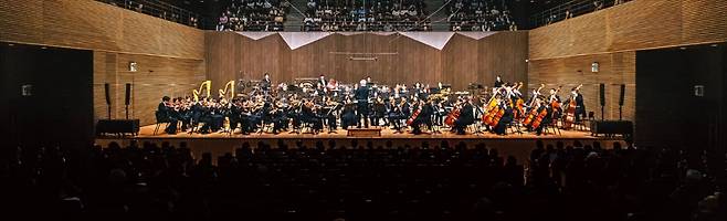 지난 27일 경남 통영시 통영국제음악당에서 열린 ‘2026 통영국제음악제’ 개막 공연에서 통영페스티벌오케스트라가 연주하고 있다. 이날 악단은 윤이상 ‘예악’, 스트라빈스키 ‘봄의 제전’ 등을 선보였다.  통영국제음악재단 제공