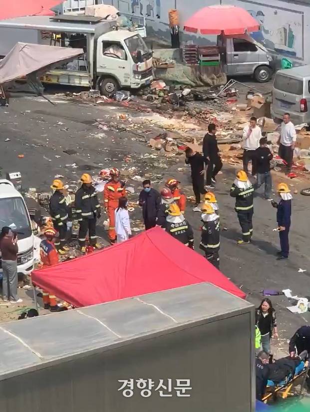 현지시각 29일 중국 베이징 서남부 팡산구 전통시장에 불도저 한 대가 돌진해 가게와 사람을 그대로 밀어 최소 8명이 숨지고 수십 명이 부상당하는 사건이 벌어졌다. / X 갈무리