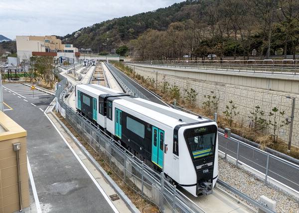 30일 경남 양산 다방동 양산선 차량기지에서 객차 2량으로 이어진 양산선이 출발하고 있다. 이원준 기자 windstorm@kookje.co.kr