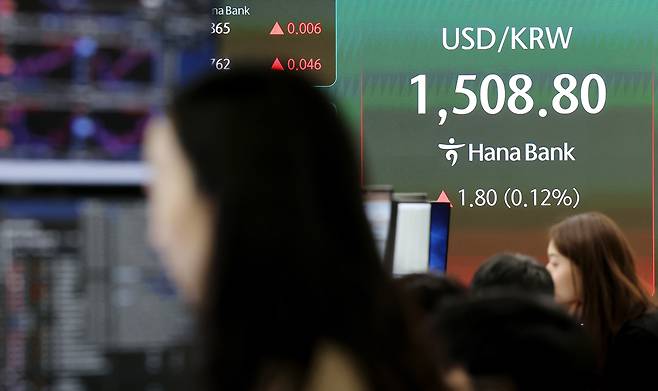 An electronic board at a Hana Bank dealing room in Seoul shows the Korean won trading up 1.8 against the US dollar at 1,508 on Friday. (Yonhap)