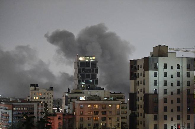 전쟁 중인 이란 수도 테헤란에서 지난 28일 연기가 치솟는 장면. 신화뉴시스