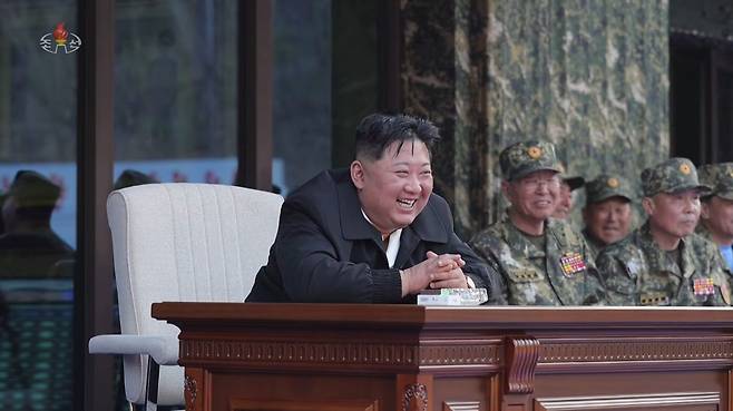 김정은 북한 국무위원장이 특수작전 훈련기지에서 특수부대의 훈련 참관했다. 특수부대원들 훈련 모습을 조선중앙TV가 29일 방영했다. 연합뉴스