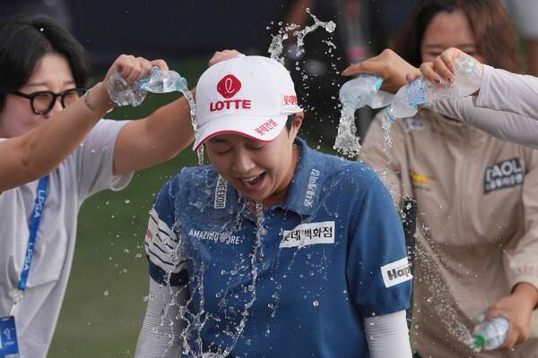 우승을 차지한 김효주가 축하를 받고 있다. AP=연합뉴스