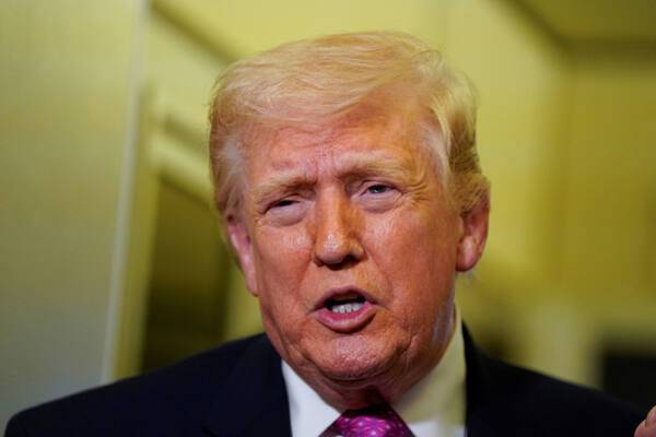 29일(현지시간) 미국 메릴랜드주 앤드루스 합동 기지로 향하는 에어포스원에서 언론인들과 대화 중인 도널 트럼프 대통령. 로이터=연합뉴스