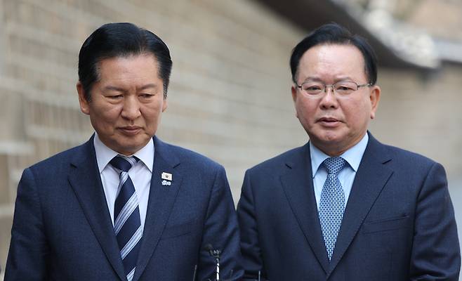 정청래 더불어민주당 대표와 김부겸 전 국무총리가 지난 26일 서울 중구 달개비에서 회동을 마친 뒤 취재진에게 내용을 설명하고 있다. [연합뉴스]