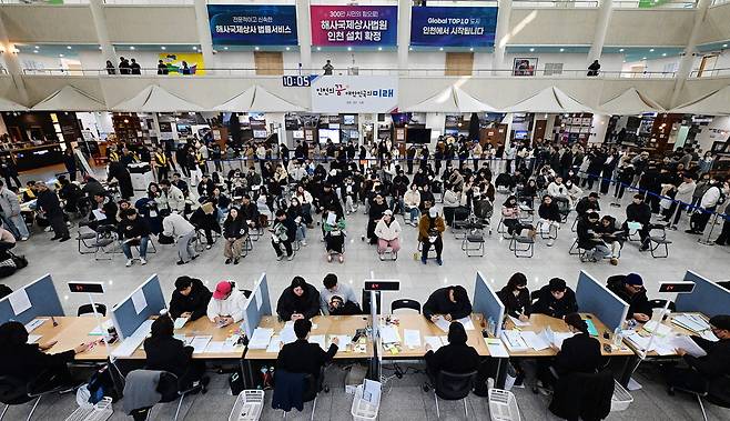 인천시 천원주택 신청자들이 지난 16일 인천시청 중앙홀에서 예비 입주 신청서를 작성하고 있다. 700가구 모집에  3419가구가 몰려 4.88대1의 경쟁률을 기록했다.  인천시