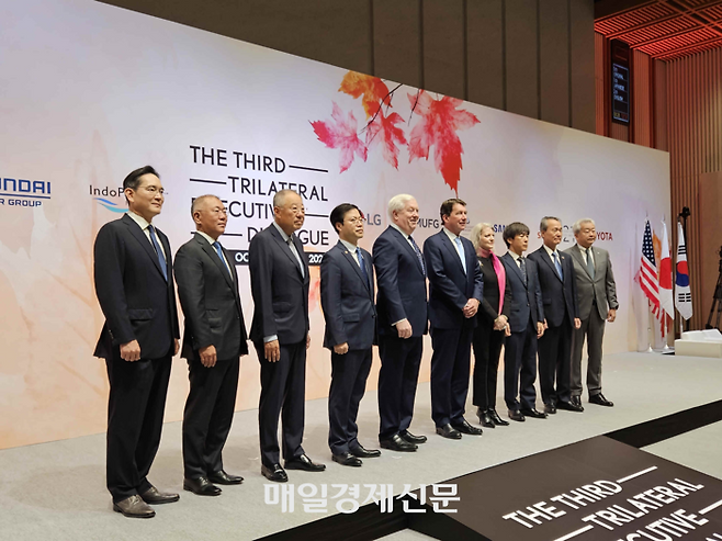 지난해 10월 일본 도쿄 게이단렌에서 열린 한미일 경제대화에 참석한 이재용 삼성전자 회장(왼쪽 첫째)이 한·미·일 정·재계 인사들과 기념촬영을 하고 있다. 도쿄 이승훈 특파원