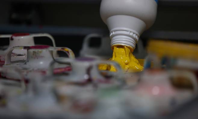 중동 사태에 따른 원료 수급 불안 영향으로 페인트 제조 단가가 상승하며 페인트 제품 가격 인상 조짐이 보이고 있다. 사진은 서울의 한 시장의 페인트 업체. [사진 = 연합뉴스]