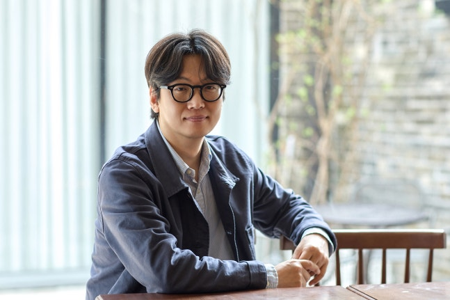 번역가 황석희가 성범죄 전력 의혹이 보도된 이후 논란의 중심에 오른 가운데, 자신의 계정에 관심이 쏠리자 사과문을 제외한 모든 글을 삭제했다.