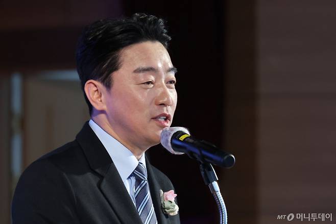 [서울=뉴시스] 권창회 기자 = 강훈식 청와대 비서실장이 29일 서울 강서구 대한한의사협회에서 열린 제70회 정기대의원총회에서 이재명 대통령의 축사를 대독하고 있다. 2026.03.29. kch0523@newsis.com /사진=권창회