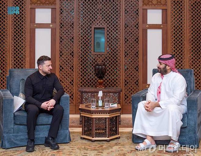 [서울=뉴시스]볼로디미르 젤렌스키 우크라이나 대통령(왼쪽)이 27일 사우디아라비아 리야드에서 무함마드 빈 살만 사우디 왕세자와 회담하고 있다. 젤렌스키 대통령은 이날 우크라이나와 사우디가 향후 계약, 기술 협력 및 투자의 토대를 마련하는 방위협력협정에 서명했다고 밝혔다고 AFP 통신이 보도했다.  2026.03.27. /사진=유세진