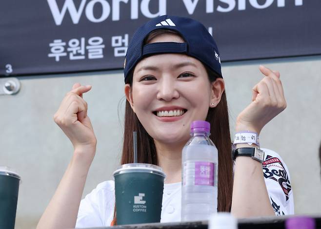 넷플릭스 '흑백요리사' 시즌1에서 '중식 여신'으로 출연한 박은영 셰프가 결혼한다. 사진은 지난해 7월23일 2025 신한 SOL Bank KBO리그 두산 베어스 대 한화 이글스 경기가 열린 서울 잠실야구장에 박 셰프가 두산 시구를 한 후 응원한 모습. /사진=스타뉴스