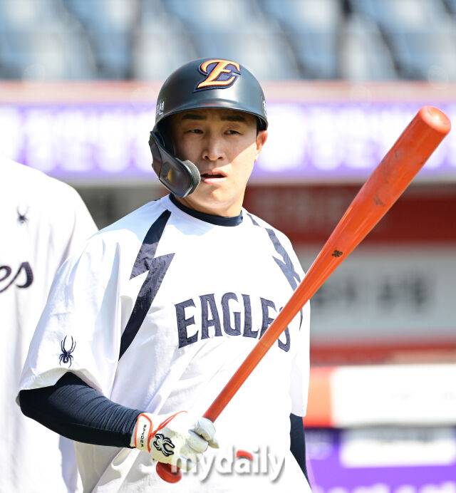 2026년 3월 28일 오후 대전 한화생명볼파크에서 ‘2026 신한 SOL KBO리그' 개막전 키움 히어로즈와 한화 이글스의 경기가 열렸다.경기 전 한화 손아섭이 훈련하고 있다.마이데이릴