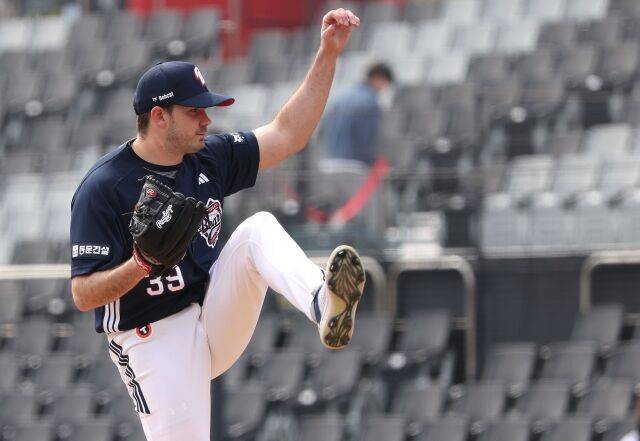 첫 선발 등판에 나서는 잭로그./두산 베어스