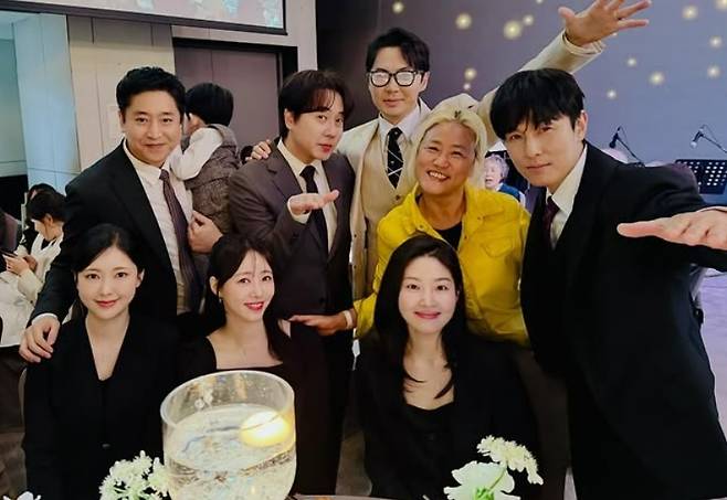 조선희 작가가 자신의 SNS에 올린 신화 멤버들의 사진.