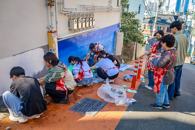2025년 리빙랩 활동 중 대구 북구 침산1동 벽화 작업 모습.[대구시 제공]