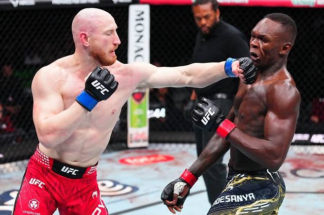 29일 미국 워싱턴주 시애틀 클라이멋 플레지 아레나에서 열린 UFC 파이트나이트에서 조 파이퍼(왼쪽)가 강한 레프트훅을 이즈리얼 아데산야의 턱에 꽂아넣고 있다. [UFC 제공]