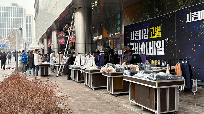지난달 14일 서울 동대문구 한 쇼핑몰에서 ‘고별 브랜드 세일’ 팝업스토어가 열리고 있다.  박연수 기자