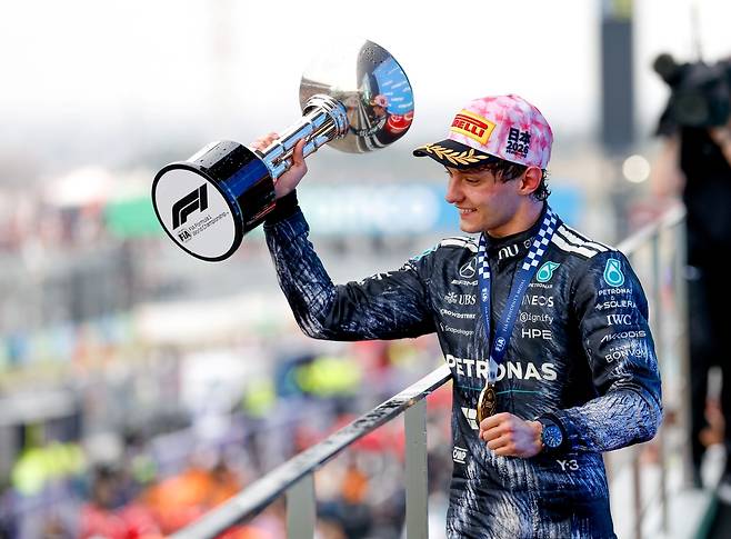 메르세데스-AMG 페트로나스 모터스포츠 팀 드라이버 키미 안토넬리가 우승컵을 들어올리고 있다. [메르세데스-벤츠 코리아 제공]